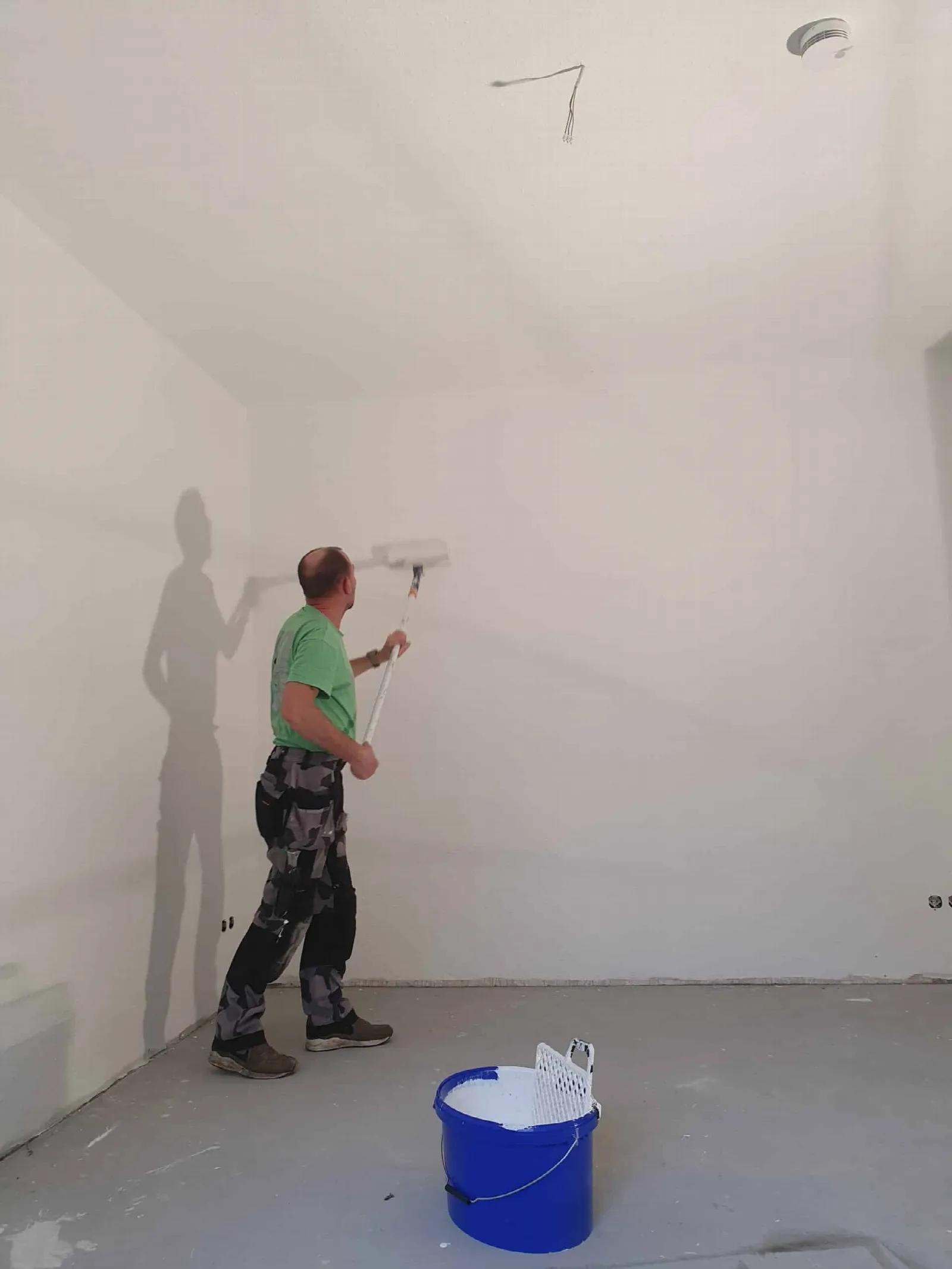 Malerarbeiten in einem Wohnraum