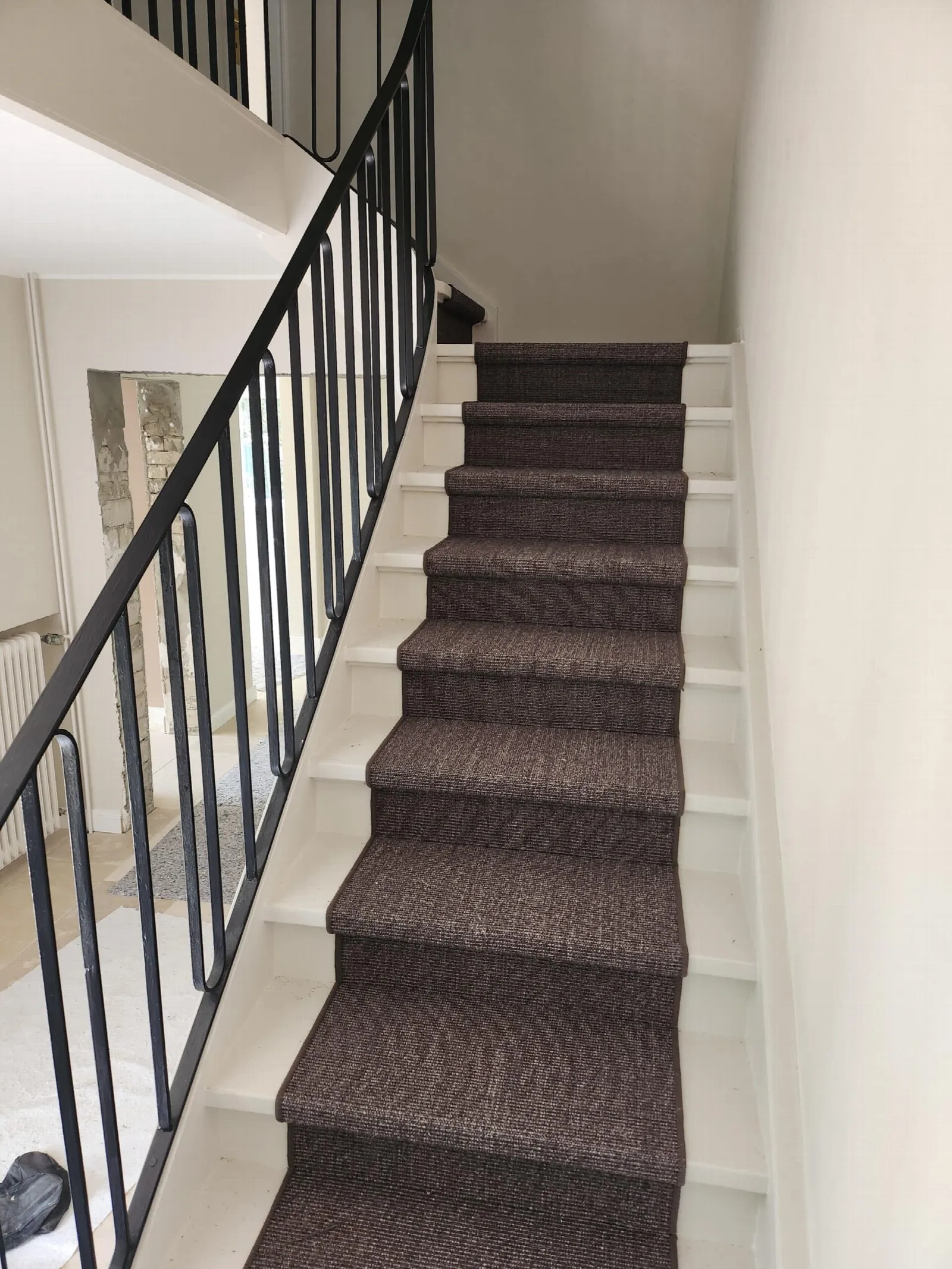 Treppe mit neu verlegtem Teppichbelag